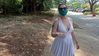 公開ヌード:ロシアから来た少女がリオデジャネイロの路上で服を脱ごうとします。逮捕されそうになったそうです。